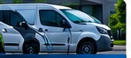 Vehículos de empresa junto a cargadores eléctricos